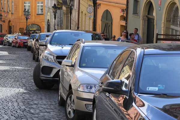 Prag Tjeckien Maj 2018 Moderna Bilar Gatorna Den Antika Staden — Stockfoto