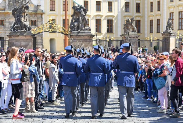 Prag Tjeckien Maj 2018 Servicemän Från Prags Slottsgarde Marscherar Till — Stockfoto