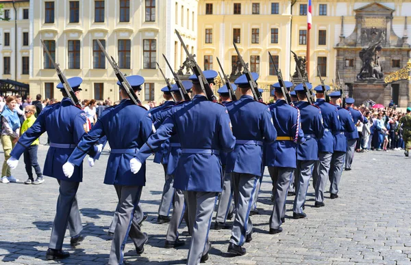 Prag Tjeckien Maj 2018 Servicemän Från Prags Slottsgarde Marscherar Till — Stockfoto