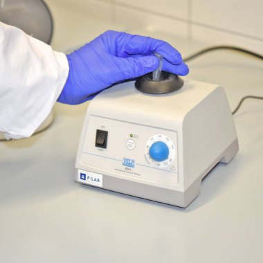 Bilim adamı laboratuarda bir deney yapıyor.