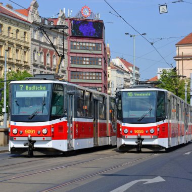 Prague, Çek Cumhuriyeti - 4 Mayıs 2018: eski tramvay şehrin sokaklarında.