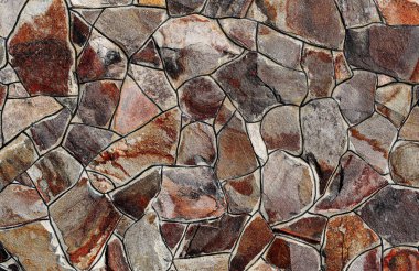 Çatlamış bir taştan bir duvar parçası.