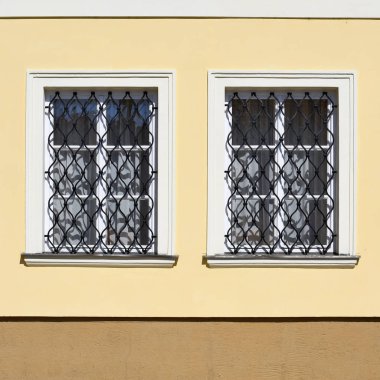 Antik bir binada bir kafes pencere. Eski Prag, 2018. 