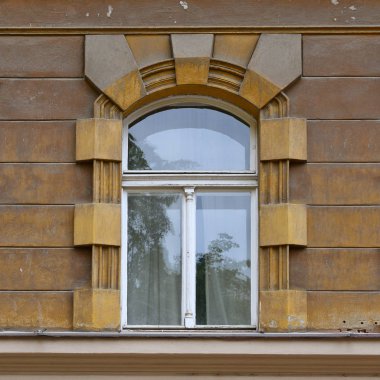 Pencere eski bir bina. Eski Prag, 2018. 