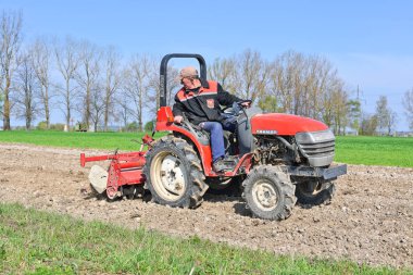 Kalush, Ukrayna 6 Nisan 2017: Çiftçi traktör alan şehrin Kalush, Ukrayna işler. .