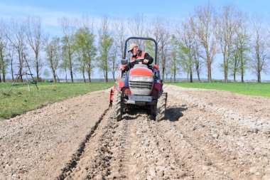 Kalush, Ukrayna 6 Nisan 2017: Çiftçi traktör alan şehrin Kalush, Ukrayna işler. .