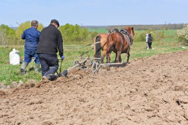 Kalush, Ukrayna 4 Nisan 2017: bir bahar alan tarafından el ile pulluk nadas üzerinde şehrin Kalush, Ukrayna atlı ..