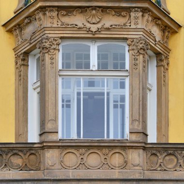 Pencere eski bir bina. Eski Prag, 2018. 