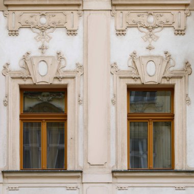 Pencere eski bir bina. Eski Prag, 2018. 