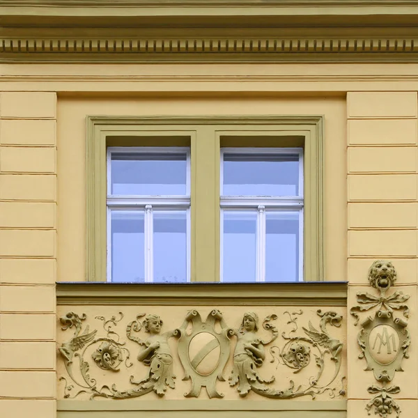 一座古建筑的窗户 老布拉格 2018 — 图库照片