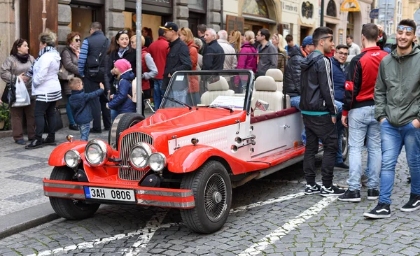 捷克布拉格 2017年5月7日 在城市街道上旅游的老式汽车 — 图库照片