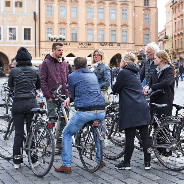 布拉格 捷克共和国 2019年5月2日 一群有组织的游客骑着自行车在城市广场上的导游陪同下租用 — 图库照片