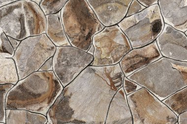 Çatlamış bir taştan bir duvar parçası.