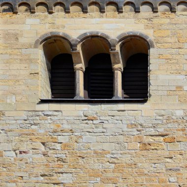 Pencere eski bir bina. Eski Prag, 2018. 