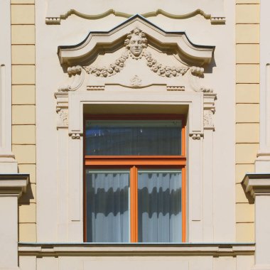 Pencere eski bir bina. Eski Prag, 2018. 