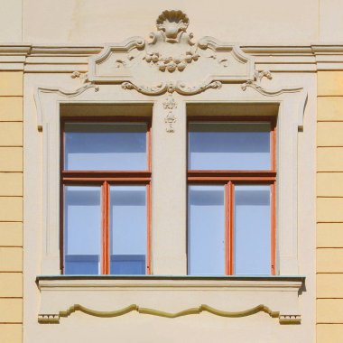 Pencere eski bir bina. Eski Prag, 2018. 
