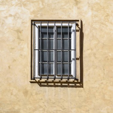 Antik bir binada bir kafes pencere. Eski Prag, 2018. 