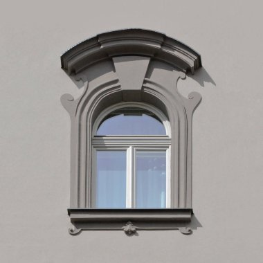 Pencere eski bir bina. Eski Prag, 2018. 