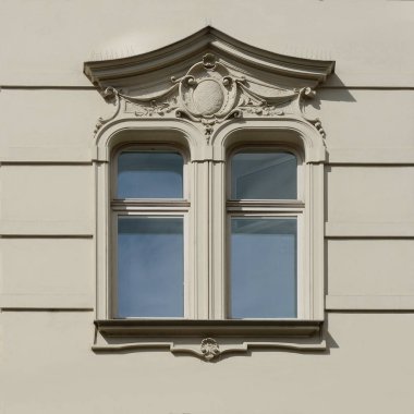 Pencere eski bir bina. Eski Prag, 2018. 