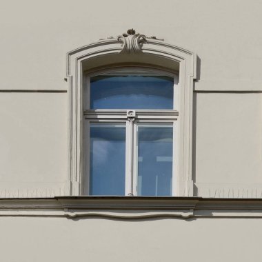 Pencere eski bir bina. Eski Prag, 2018. 