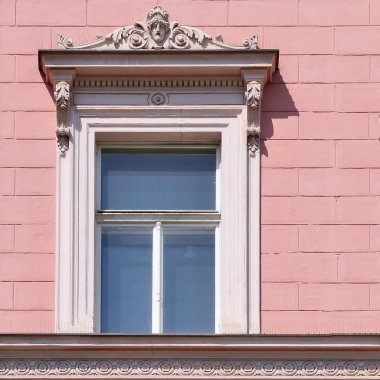 Pencere eski bir bina. Eski Prag, 2018. 