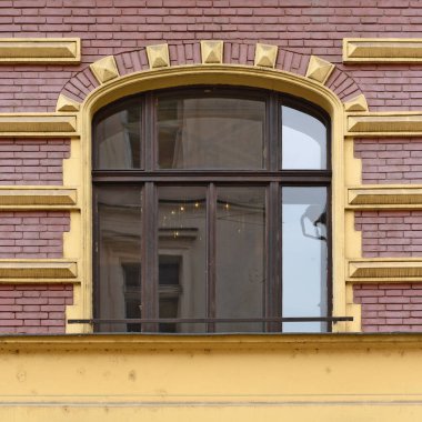Pencere eski bir bina. Eski Prag, 2018. 