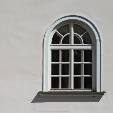 Pencere eski bir bina. Eski Prag, 2018. 