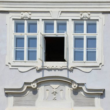 Pencere eski bir bina. Eski Prag, 2018. 