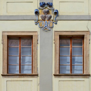 Pencere eski bir bina. Eski Prag, 2018. 