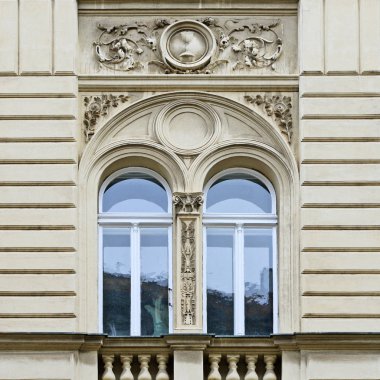 Pencere eski bir bina. Eski Prag, 2018. 