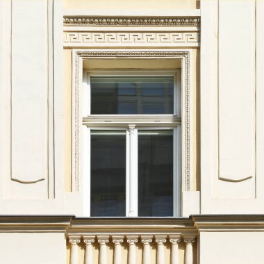 Pencere eski bir bina. Eski Prag, 2018. 