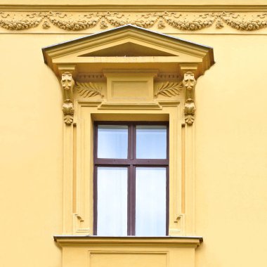 Pencere eski bir bina. Eski Prag, 2018. 