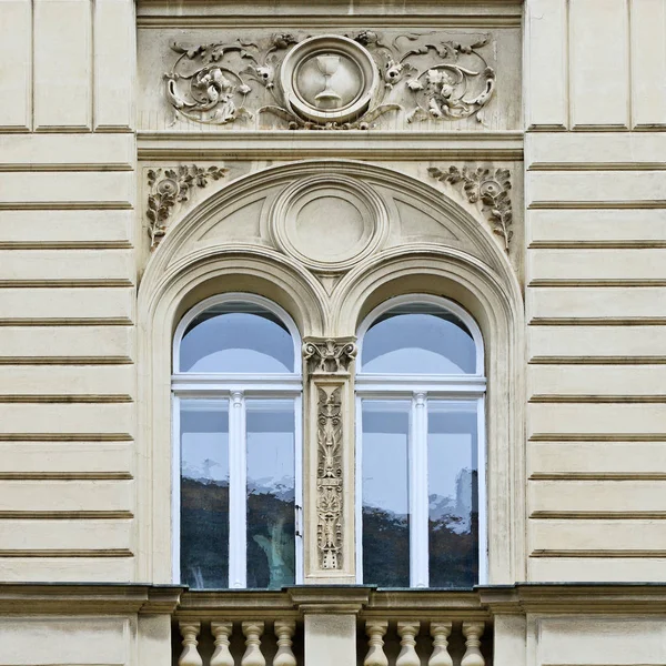 Pencere eski bir bina. Eski Prag, 2018. 