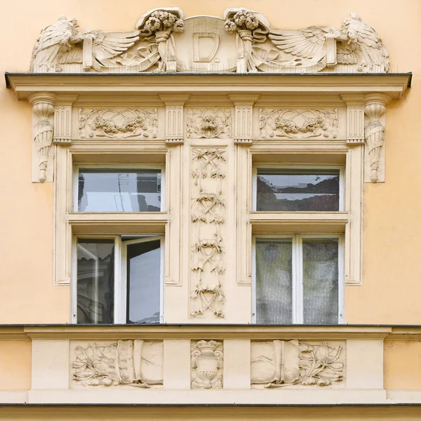 古代建物のウィンドウ プラハ 2018 — ストック写真