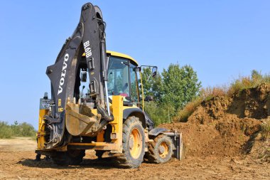 Kalush, Ukrayna - 18 Ağustos 2018: Ekskavatör yükleyici Volvo Bl61b toprak işleri Kalush kasaba yakınlarında.