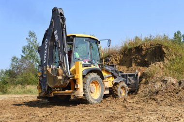 Kalush, Ukrayna - 18 Ağustos 2018: Ekskavatör yükleyici Volvo Bl61b toprak işleri Kalush kasaba yakınlarında.