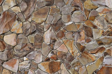 Çatlamış bir taştan bir duvar parçası.