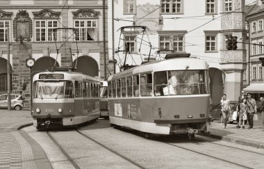 Prague, Çek Cumhuriyeti - 4 Mayıs 2018: eski tramvay şehrin sokaklarında.