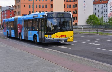 Berlin, Almanya Federal Cumhuriyeti - 27 Nisan 2018: Berlin şehir otobüs yolu üzerinde.