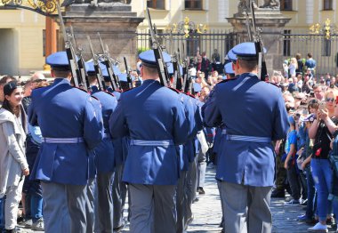 PRAG, CZECH REPUBLIC - 2 Mayıs 2018: Prag Kalesi Muhafızları, Hradcany Meydanı 'ndaki devlerin kapısındaki onur kıtasını değiştirme törenine yürüdü.