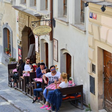 Prague, Çek Cumhuriyeti - 2 Mayıs 2018: tablolar Restoran şehir, eski sokaklarında. 