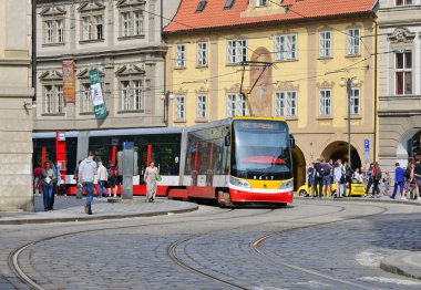 Prague, Çek Cumhuriyeti - 4 Mayıs 2018: bir modern tramvay şehrin sokaklarında.