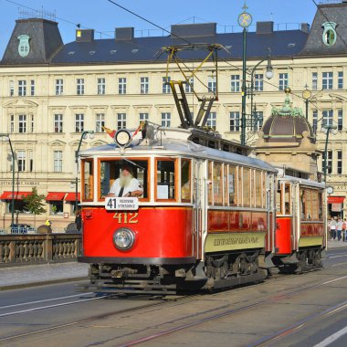 Prague, Çek Cumhuriyeti - 16 Eylül 2018: eski tramvay bir gezi Tur güzergah üzerinde. Turistik tramvay .