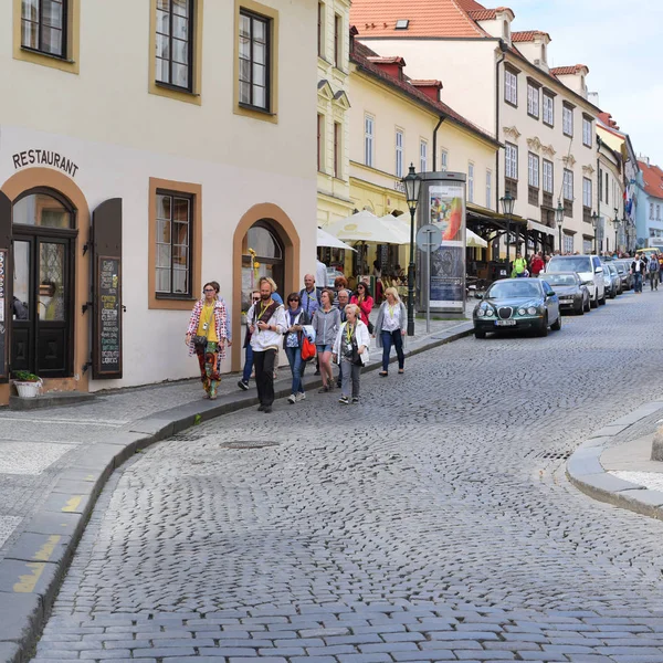 Praga República Checa Mayo 2018 Grupo Turistas Con Una Guía — Foto de Stock