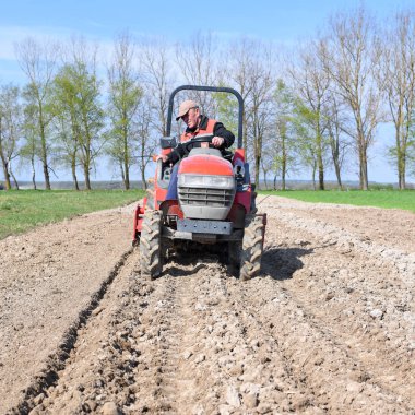 Kalush, Ukrayna 23 Nisan 2017: Çiftçi traktör alan şehrin Kalush, Ukrayna işler. .