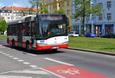 Prague, Çek Cumhuriyeti - 4 Mayıs 2018: şehir otobüs yolu üzerinde.