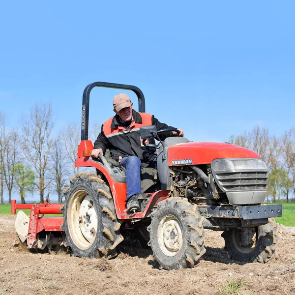 Kalush Oekraïne April 2017 Boer Trekker Behandelt Veld Buurt Van — Stockfoto