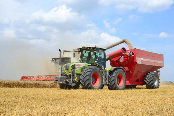 Kalush Ucrania Agosto 2016 Sobrecarga Cosechadora Granos Tanque Remolque Tractor — Foto de Stock