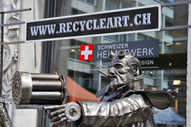 Zürih, İsviçre Konfederasyonu 11 Ağustos 2018: Kaynaklı metal heykel atık makine elemanları girişinde sergi salonu Recycleart.Ch için.