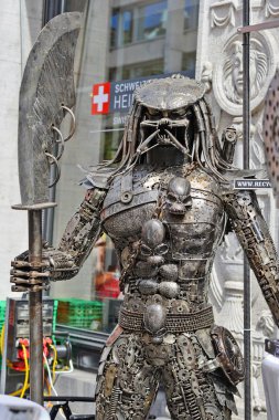 Zürih, İsviçre Konfederasyonu 11 Ağustos 2018: Kaynaklı metal heykel atık makine elemanları girişinde sergi salonu Recycleart.Ch için.